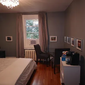 With King Bed In Shared 3 Bedroom Downtown Homestay Montreal